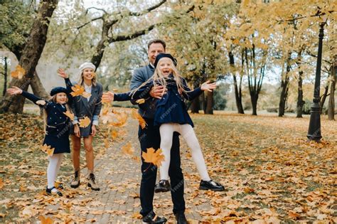 Une Grande Famille Se Promène Dans Le Parc à Lautomne Des Gens Heureux