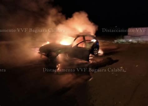 Reggio Calabria Auto In Fiamme Nella Notte A Gallico Intervengono I