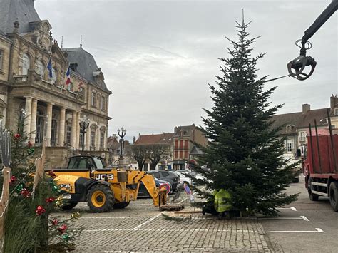 Le grand sapin de noël est arrivé actu autun