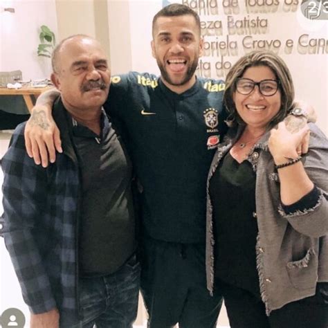 Foto Mãe de Daniel Alves divulgou nome e foto da vítima Purepeople