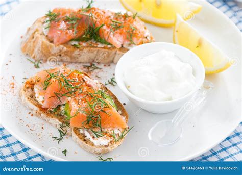 Pan Con Los Salmones Y El Queso Cremoso Salados Para El Desayuno