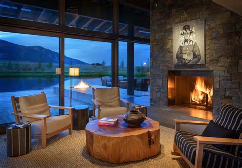 Montana ranch house embraces its striking river valley location