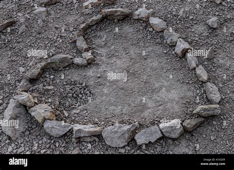 Herz Mit Stein Auf Den Boden Gezeichnet Stockfotografie Alamy