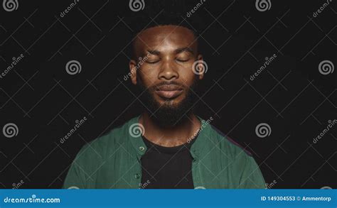 Retrato Do Homem Africano Os Olhos Fechados Imagem De Stock