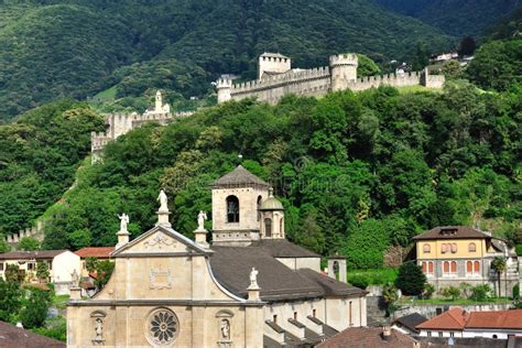 Chiesa E Castello Antico Bellinzona Svizzera Immagine Stock