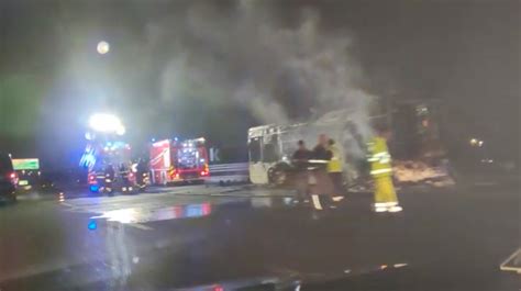 Roma Incendio Su Gra Nella Notte Bus Distrutto Dalle Fiamme