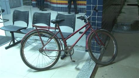 Homem Preso Ap S Furtar Bicicleta E Corrente Cair Em Persegui O