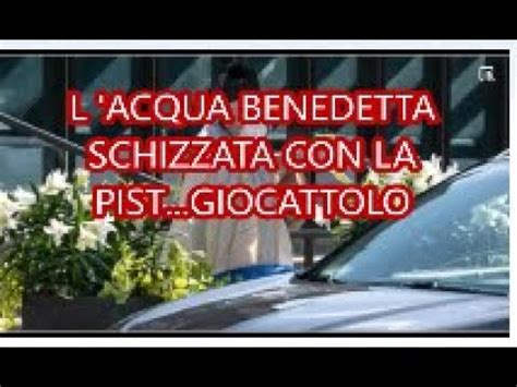 BENEDIZIONI CON ACQUA SANTA SCHIZZATA CON GIOCATTOLO LA CHIESA DEL