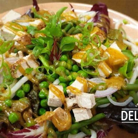 Hühnchen Salat mit Udon Nudeln und Mangodressing DELi BERLIN