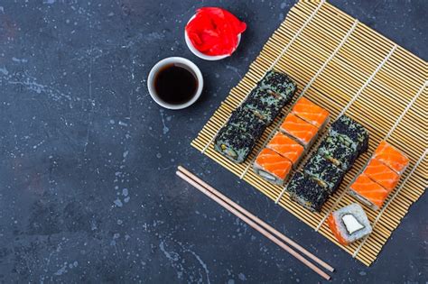 Conjunto De Rolos De Sushi Salm O E Omelete Tofu E Legumes Ovas