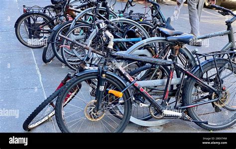 Las Bicicletas Se Amontonan Para Permitir El Bloqueo Con Una Escasez De