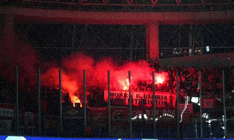 Real Sociedad Benfica Caos Sugli Spalti Fumogeni Contro I Tifosi