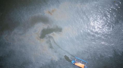 Oil Spill From Capsized Tanker Threatens Philippine Fishermen