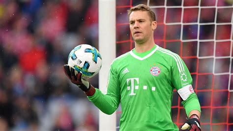 Jupp Heynckes Manuel Neuer On The Bayern Munich Bench For Cup Final