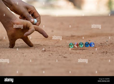 Niños jugando canicas fotografías e imágenes de alta resolución