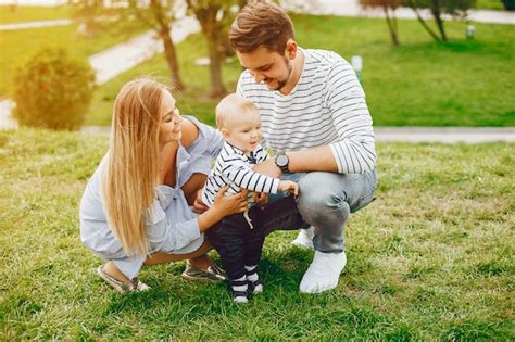 Une Jeune Et Belle Mère Blonde Dans Une Robe Bleue Avec Son Bel Homme Photo Gratuite