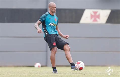 Anderson Concei O Passa A Bra Adeira Ao Lateral L O Matos Foto