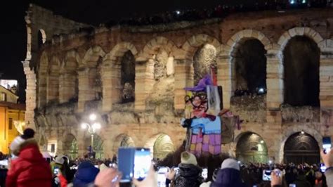 Il Video Brusa La Vecia 2018 In Piazza Bra A Verona