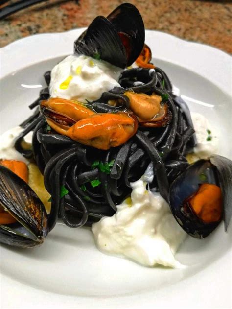 Pasta Con Le Cozze In Bianco Crema Di Melanzane E Stracciatella Cibo