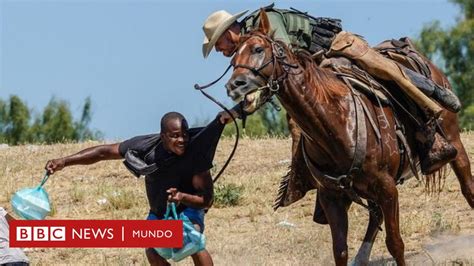 Las imágenes de agentes fronterizos a caballo persiguiendo a migrantes