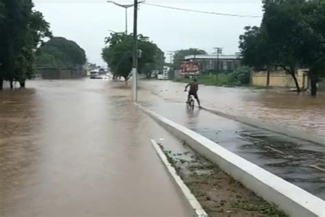 Veja Os V Deos Chuva Forte Alaga Vias E Estabelecimentos De Juazeiro