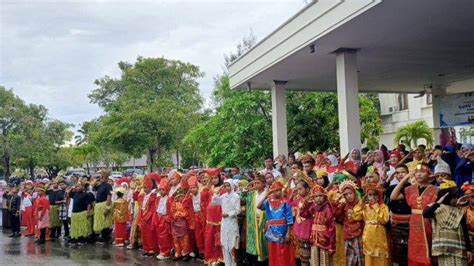 Pemkab Buru Gelar Upacara Peringatan Hardiknas Seluruh Peserta Kenakan