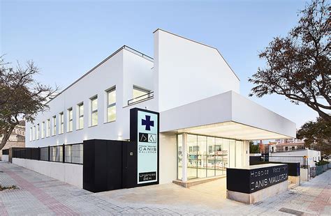 Veterinary Hospital Canis Mallorca / Estudi E. Torres Pujol | ArchDaily