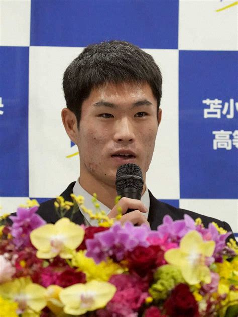 ＜2022年プロ野球ドラフト会議＞広島に1位指名され会見で話す斉藤優汰（苫小牧中央）（撮影・高橋茂夫） ― スポニチ Sponichi