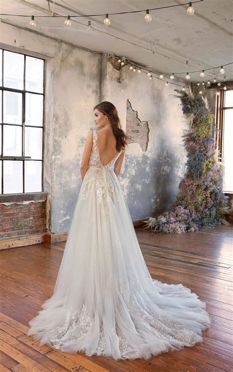 Gorgeous Floral Lace A Line Wedding Dress With Plunging V Neckline