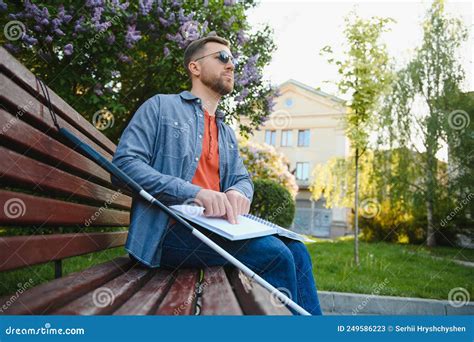 Leitura De Homem Cego Tocando Em Livro Braille Imagem De Stock Imagem