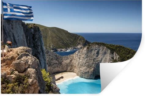 Muurstickers De Griekse Vlag Wappert Boven Navagio Beach In