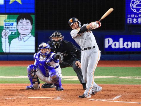 ＜d・巨＞8回1死一塁、中前打を放つ巨人・坂本勇（撮影・白鳥 佳樹） ― スポニチ Sponichi Annex 野球