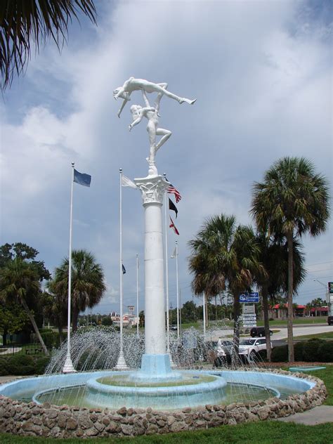 The Mermaid Statues At Weeki Wachee Springs State Park Mermaids Of Earth