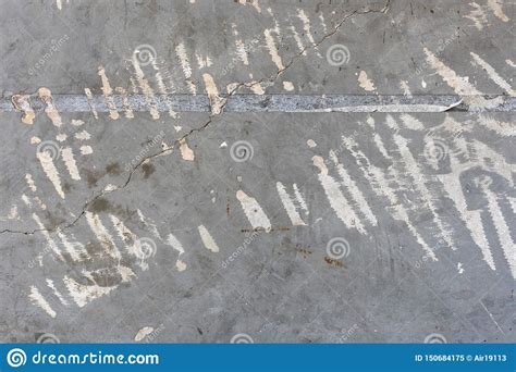 Textura De Una Pared Gris Vieja Del Cemento Con El Rasgu O Y La Mancha