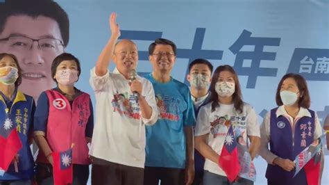 謝龍介合體韓國瑜！ 基進黨場外燒國民黨旗抗議