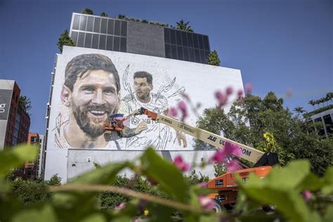 Leo Messi Un Mural De Metros Da La Bienvenida A Miami Al Astro