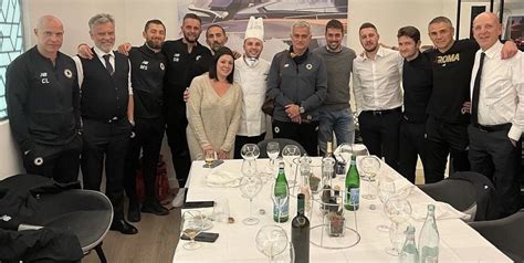 Roma Mourinho Porta A Cena Il Suo Staff Dopo La Vittoria Con L Atalanta