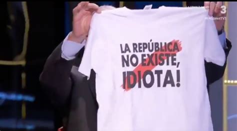 Josep Bou Regala A Una Presentadora De Tv Una Camiseta Con La Frase