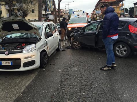 Giugliano Scontro Frontale Al Corso Campano Coinvolta Anche Una