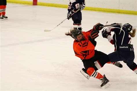 The Echo : Girls’ hockey fights for better record