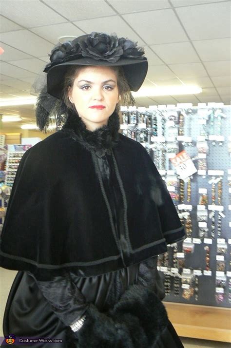 Belle - Scrooge's Girlfriend Costume - Photo 2/5