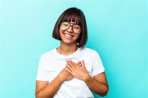 Mujer Joven De Raza Mixta Aislada Sobre Fondo Azul Riendo Manteniendo