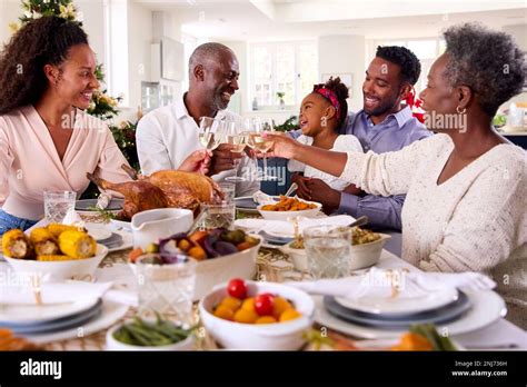 Familia de varias generaciones que celebra la Navidad en casa Comer ...