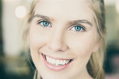Visage D Heureuse Belle Jeune Femme Blonde Aux Yeux Bleus Et Aux Dents