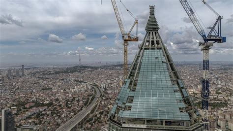 Avrupa nın en yüksek binası Merkez Bankası nın çatısını dağcı ekipler