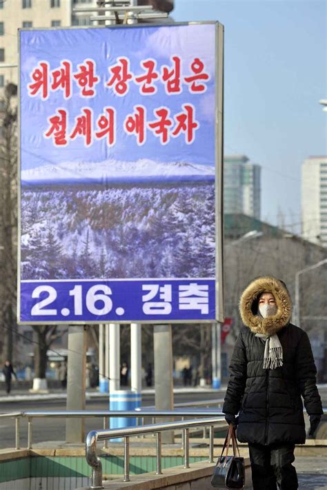 【フォト特集】市民ら銅像に献花 北朝鮮、金正日氏生誕80年 産経ニュース