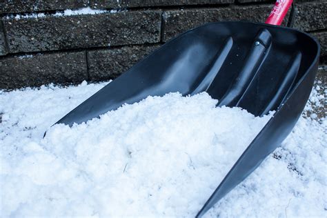 Snow / Mulch Scoop Shovel with Poly D-Grip - Bully Tools, Inc.