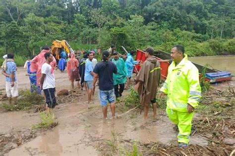 Air Sungai Meluap Lima Truk Hanyut Dan Satu Eskavator Tenggelam