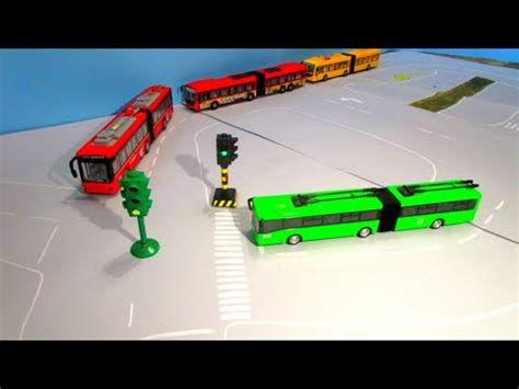 Spielzeug Gelenkbusse An Einer Kreuzung Mit Zwei Ampeln Dickie Toys