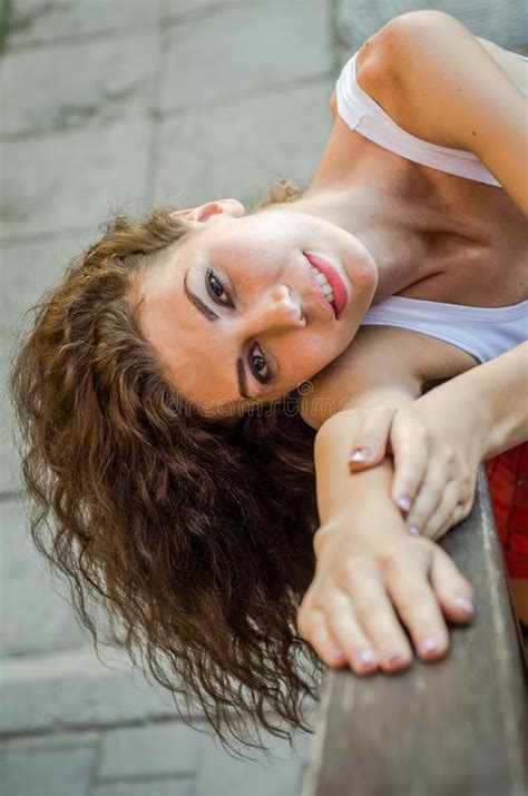 Menina Pernudo Encantador Nova Cabelo Encaracolado Em Uma Camisa